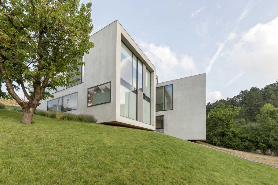 Проекты домов из бетона с плоской крышей на склоне