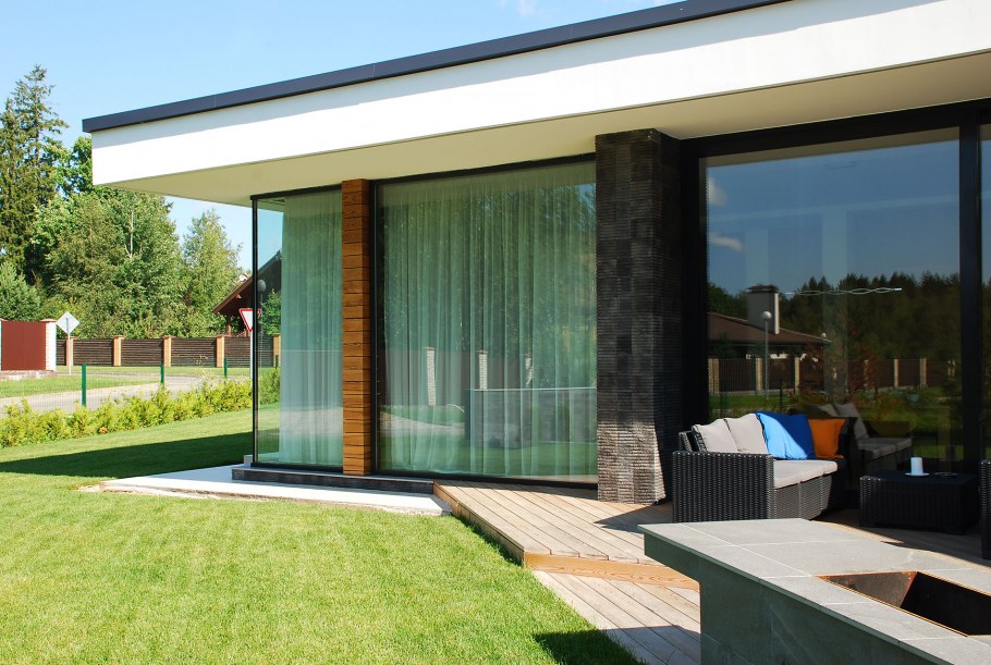 Одноэтажный дом с панорамными окнами