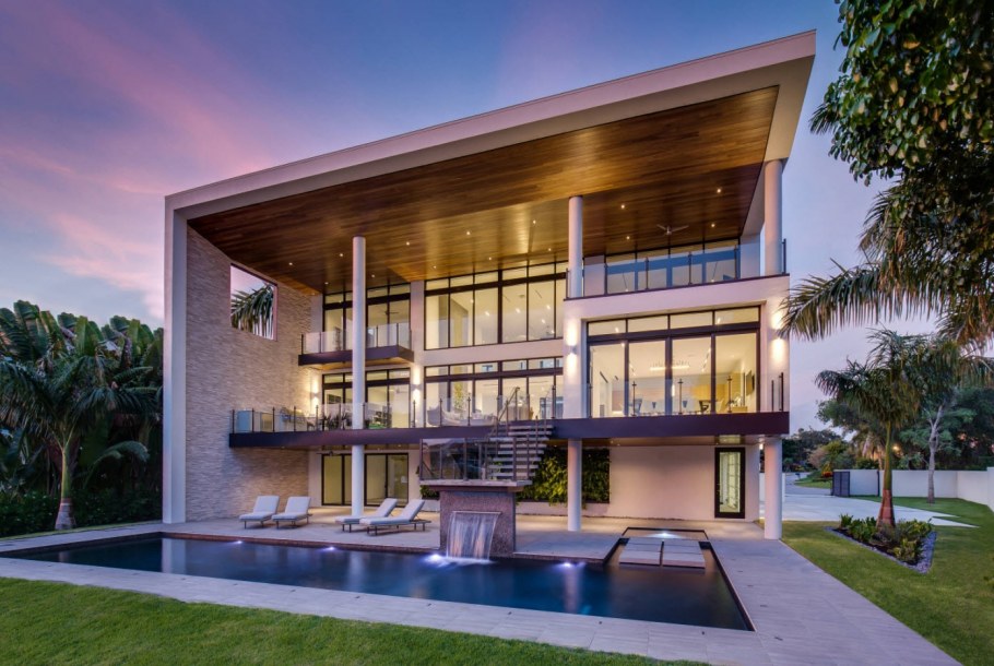 Современный трехэтажный дом