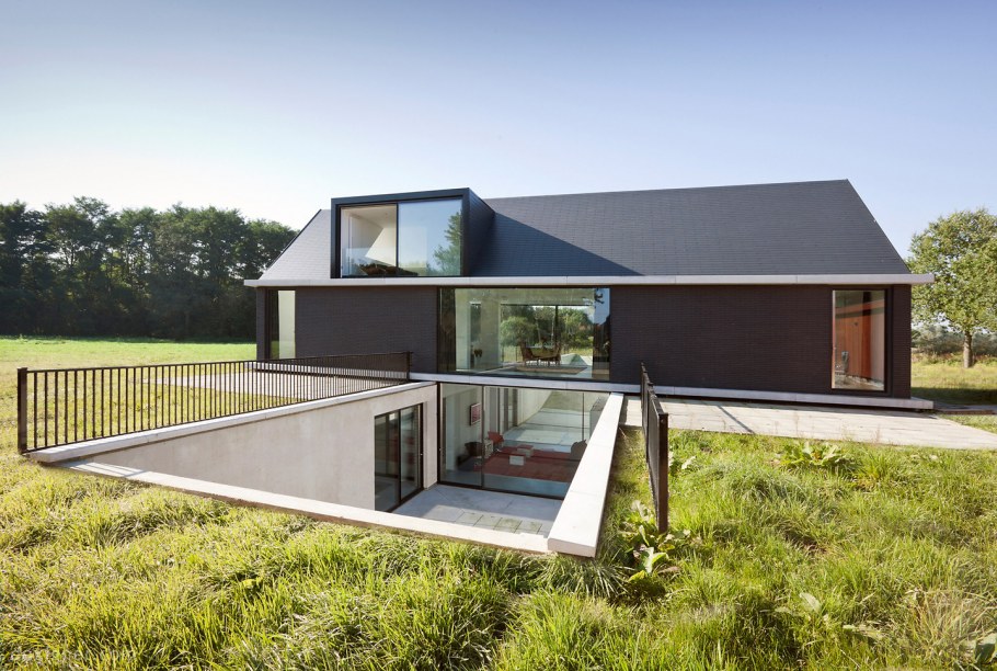 Дом в стиле барнхаус на склоне