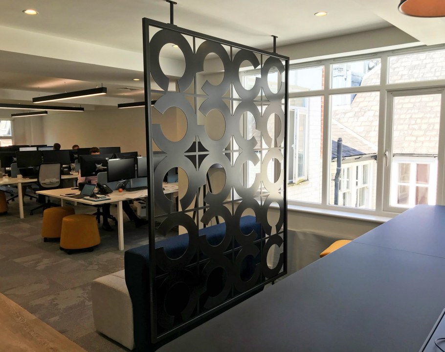 Декоративная перегородка в офисе