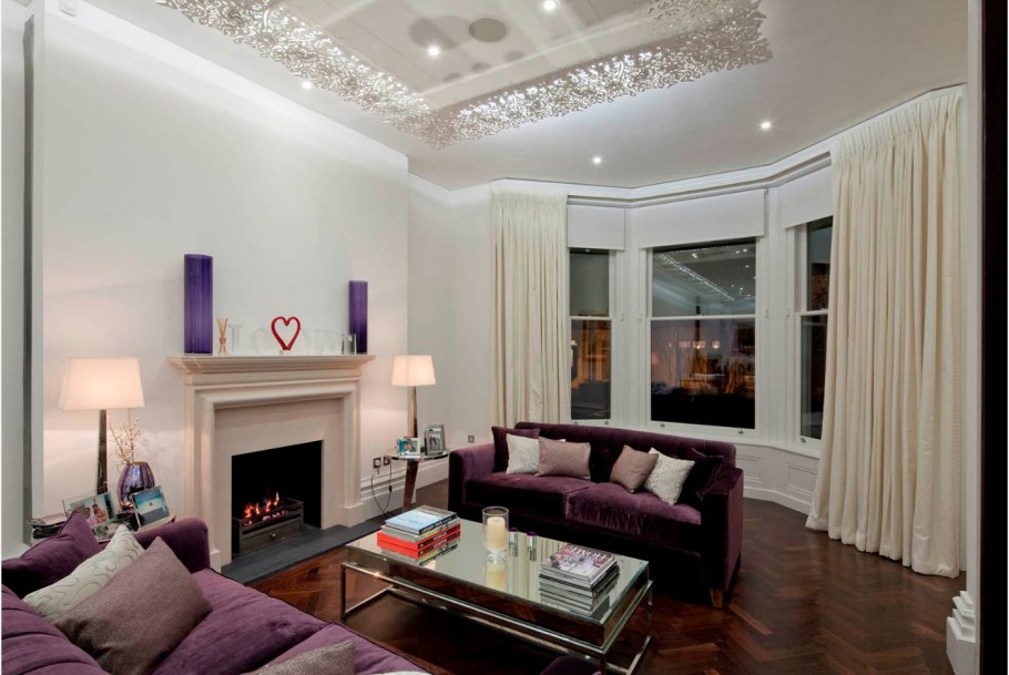 Гостиная с камином в фиолетовых оттенках