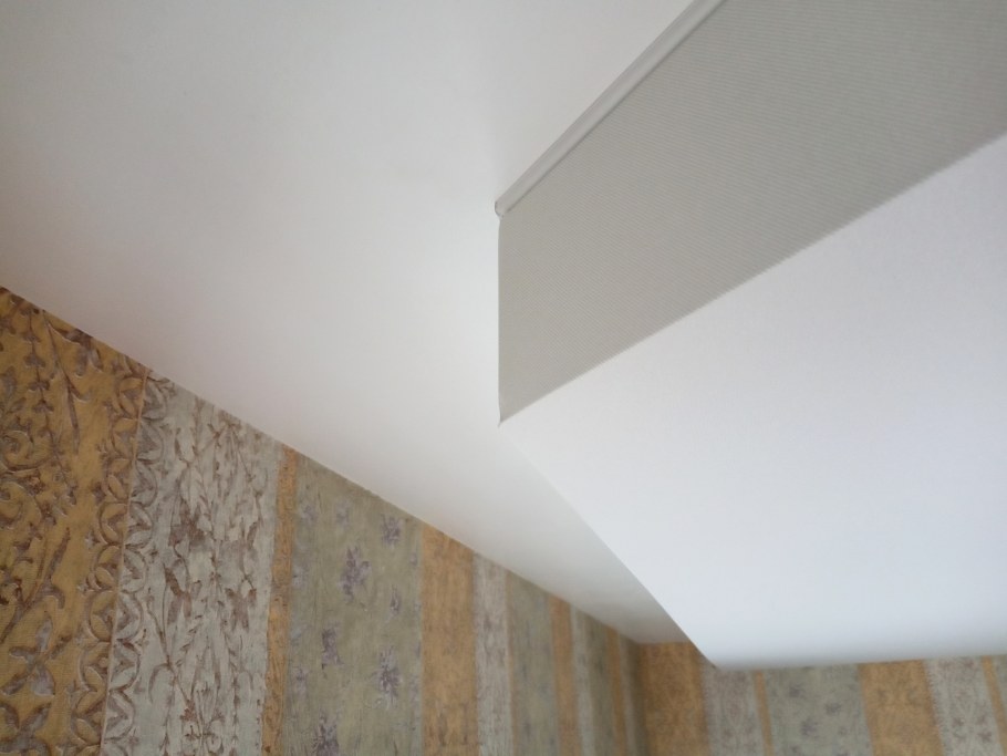 Ниша в одноуровневом натяжном потолке потолке для гардины