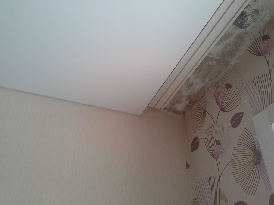 Потолочная гардина в нише натяжного потолка