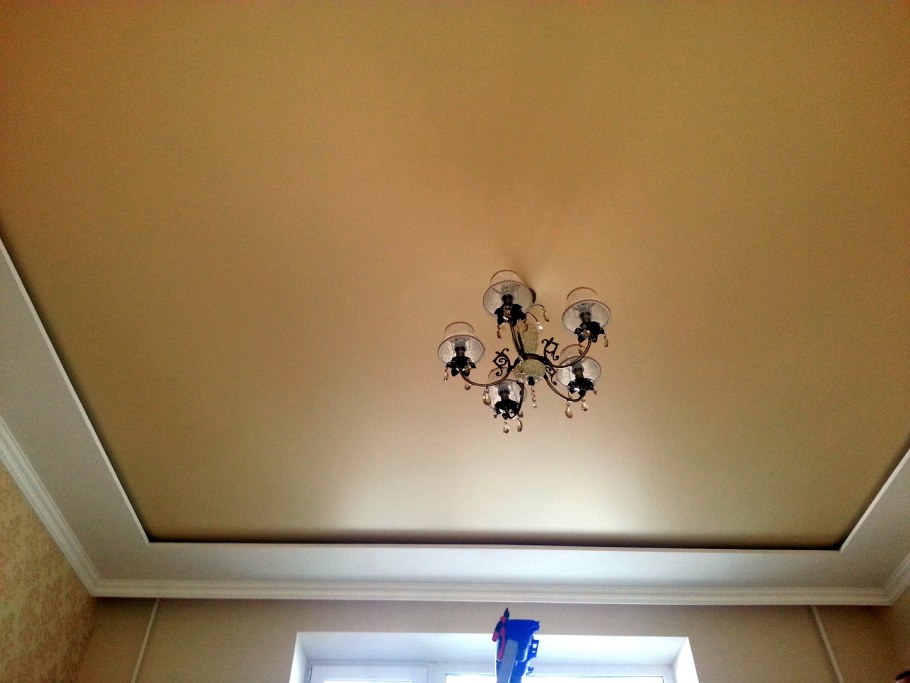 Натяжной потолок с нишей