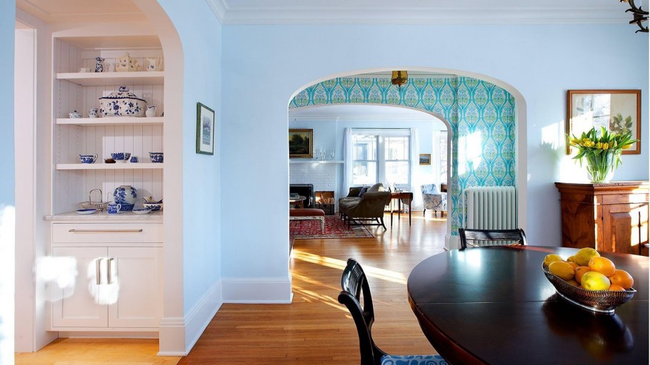 Межкомнатная арка с барной стойкой