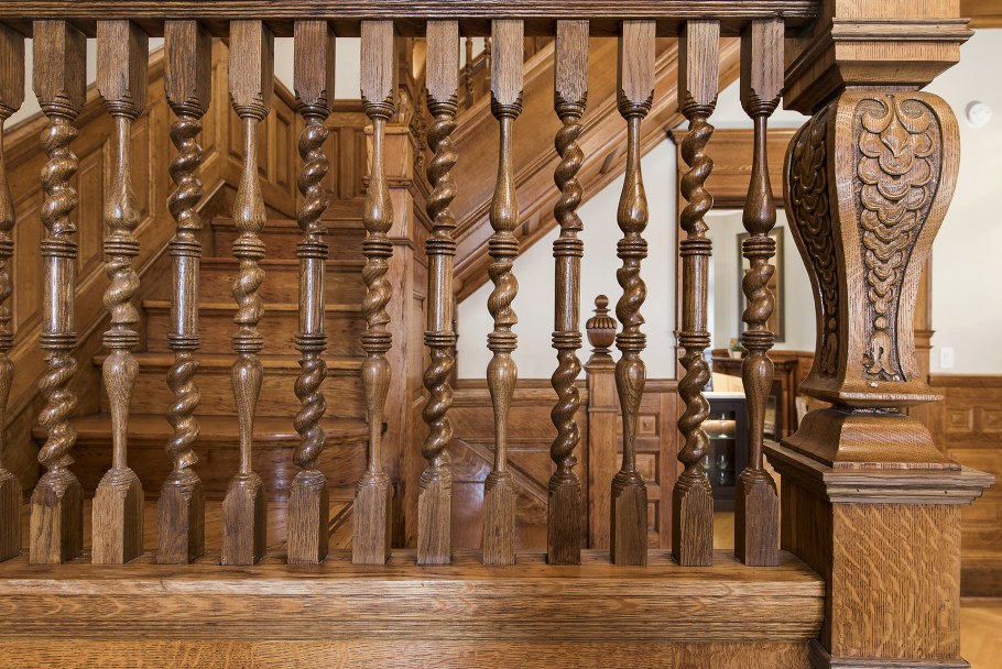 Резные лестницы из дерева