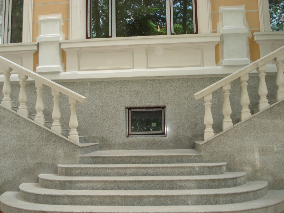 Анфилада мраморных ступеней