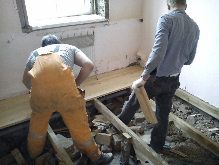 Демонтаж деревянного перекрытия
