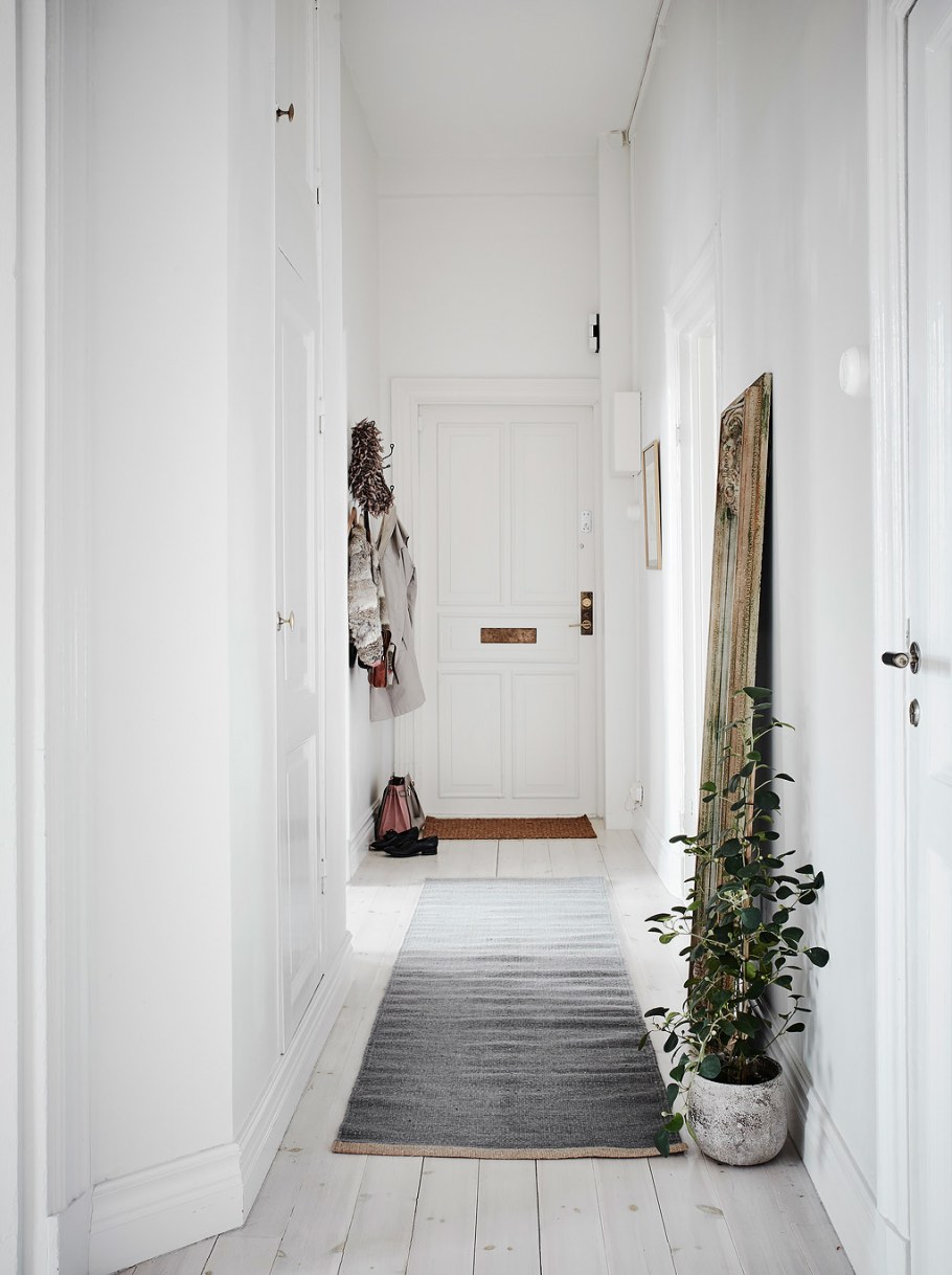 Серая прихожая в скандинавском стиле