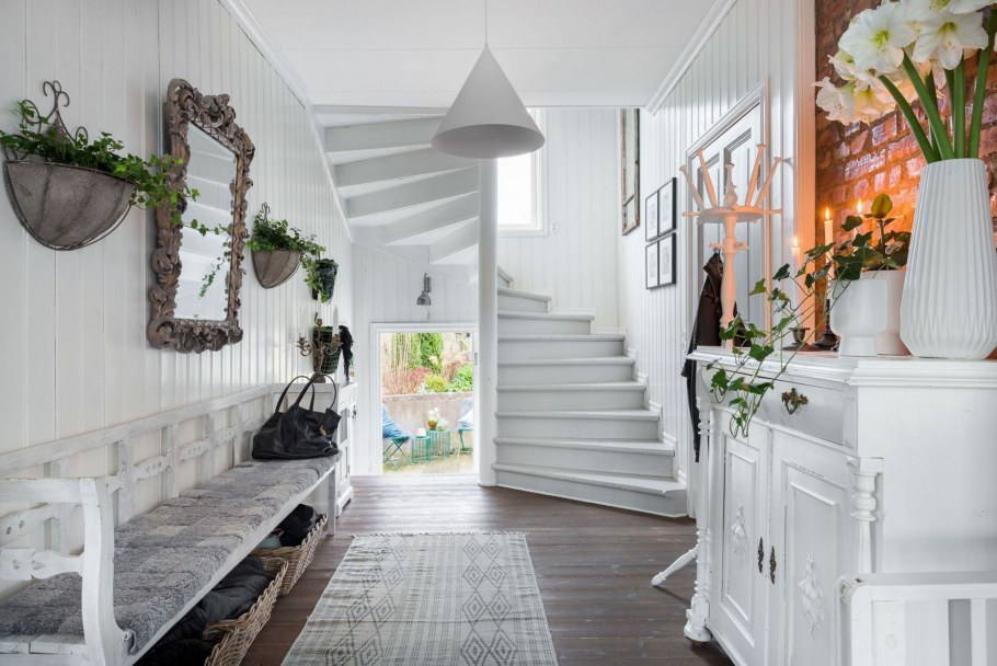 Коридор с лестницей в скандинавском стиле