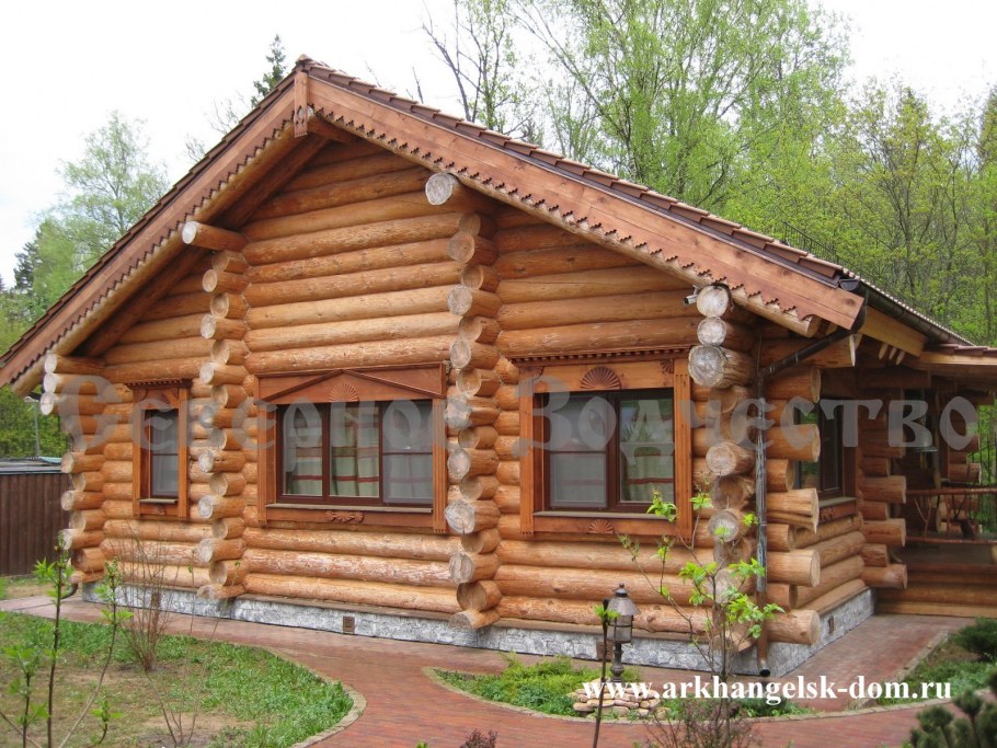 Дикий сруб из оцилиндрованного бревна