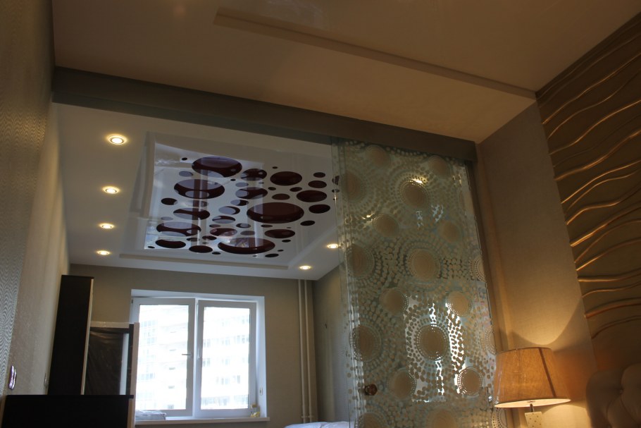 Натяжные потолки перфорированные для спальни