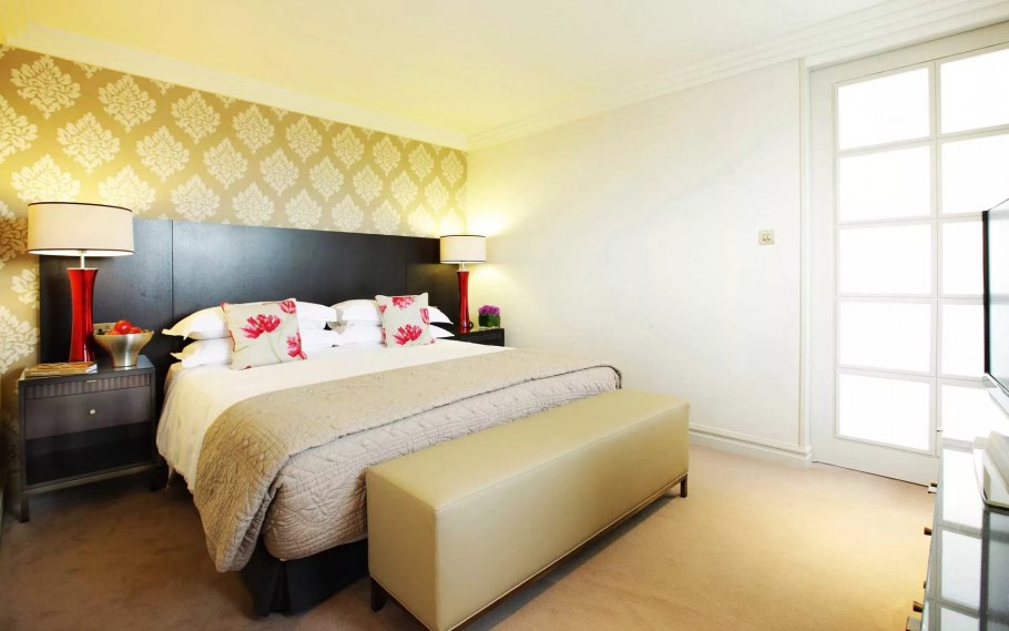 Однотонные обои в интерьере