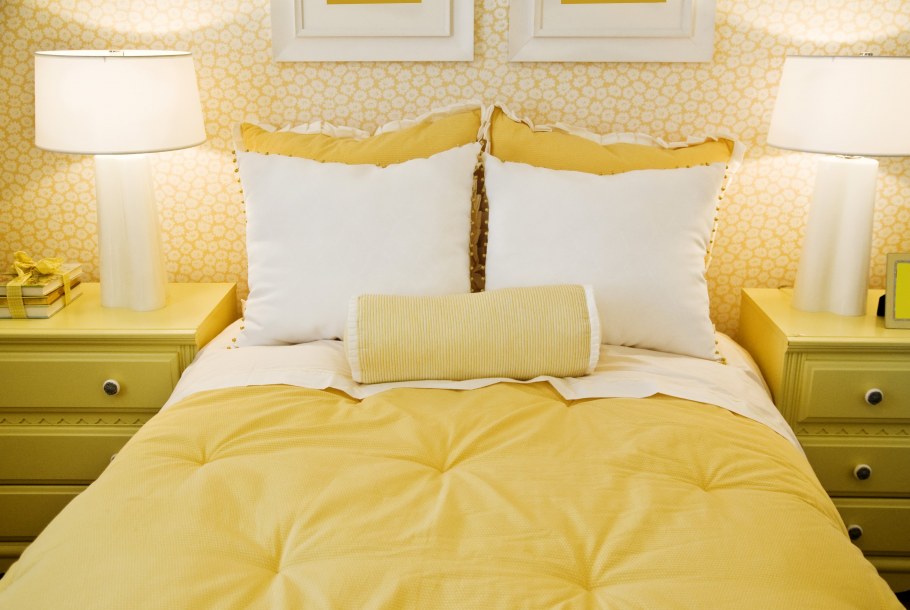 Желтые стены белая мебель