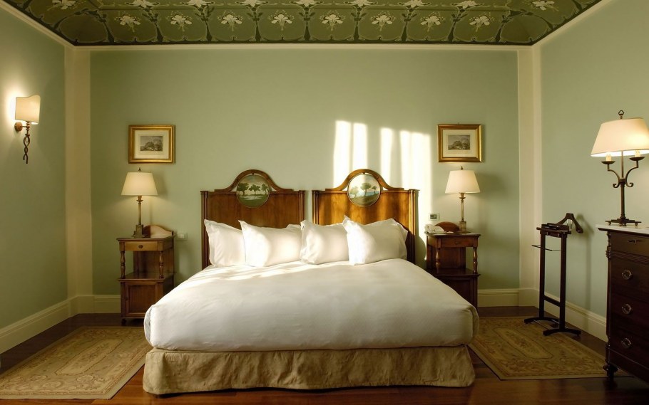 Классическая спальня в фисташковых тонах