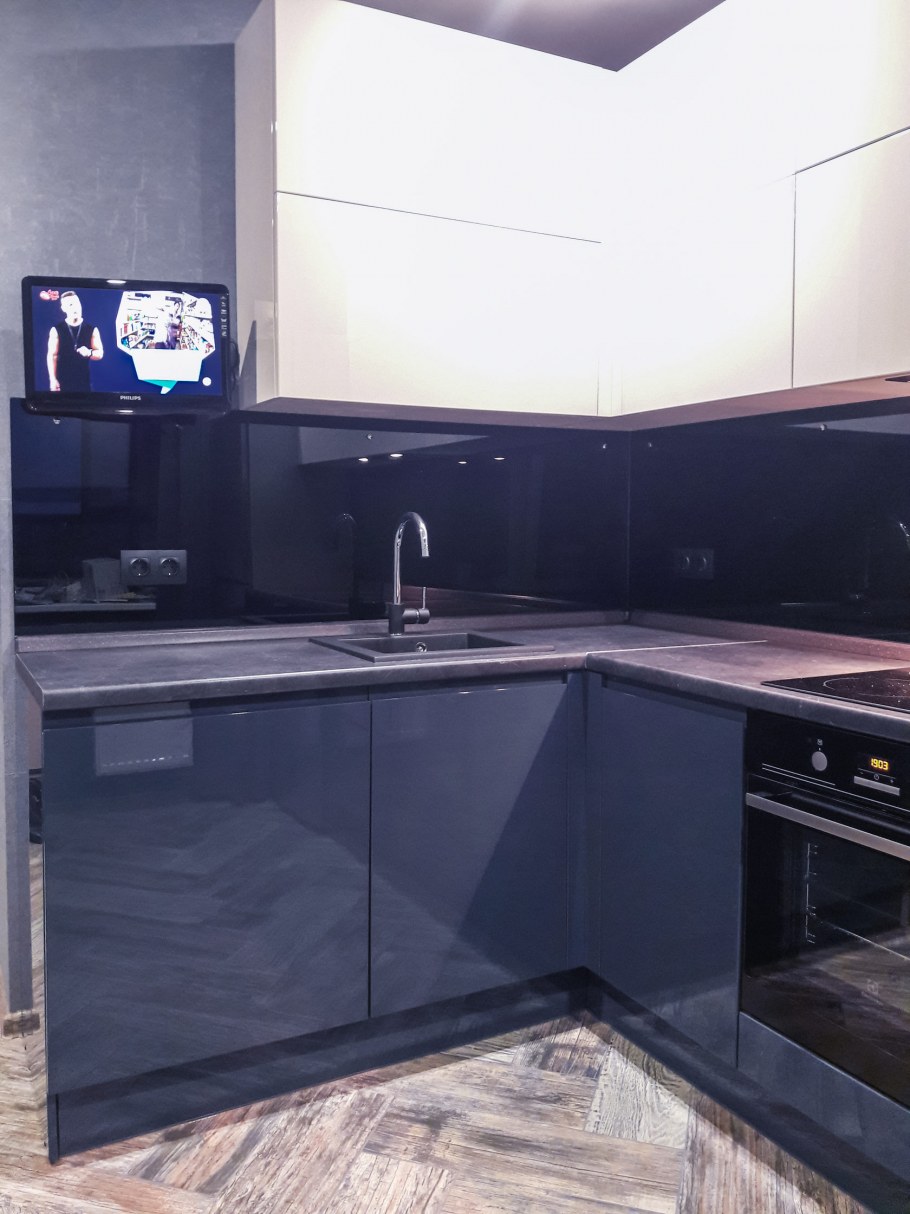 Синяя кухня с черной столешницей