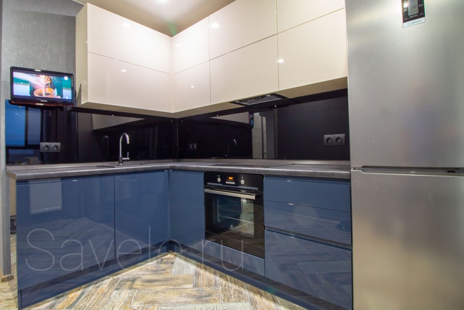 Черно синяя глянцевая кухня