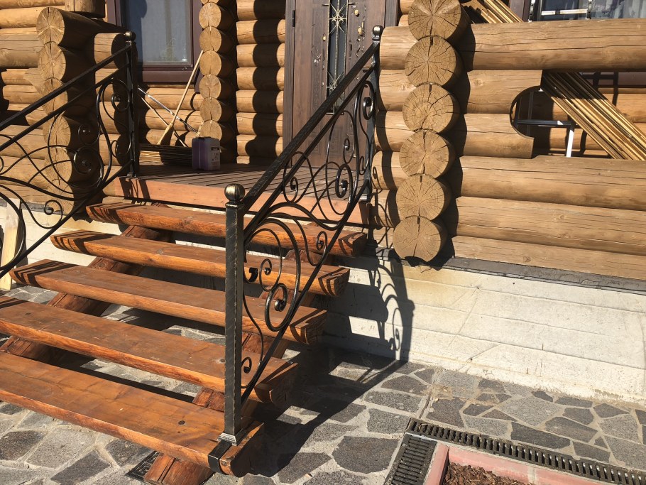 Кованое крыльцо в деревянном доме