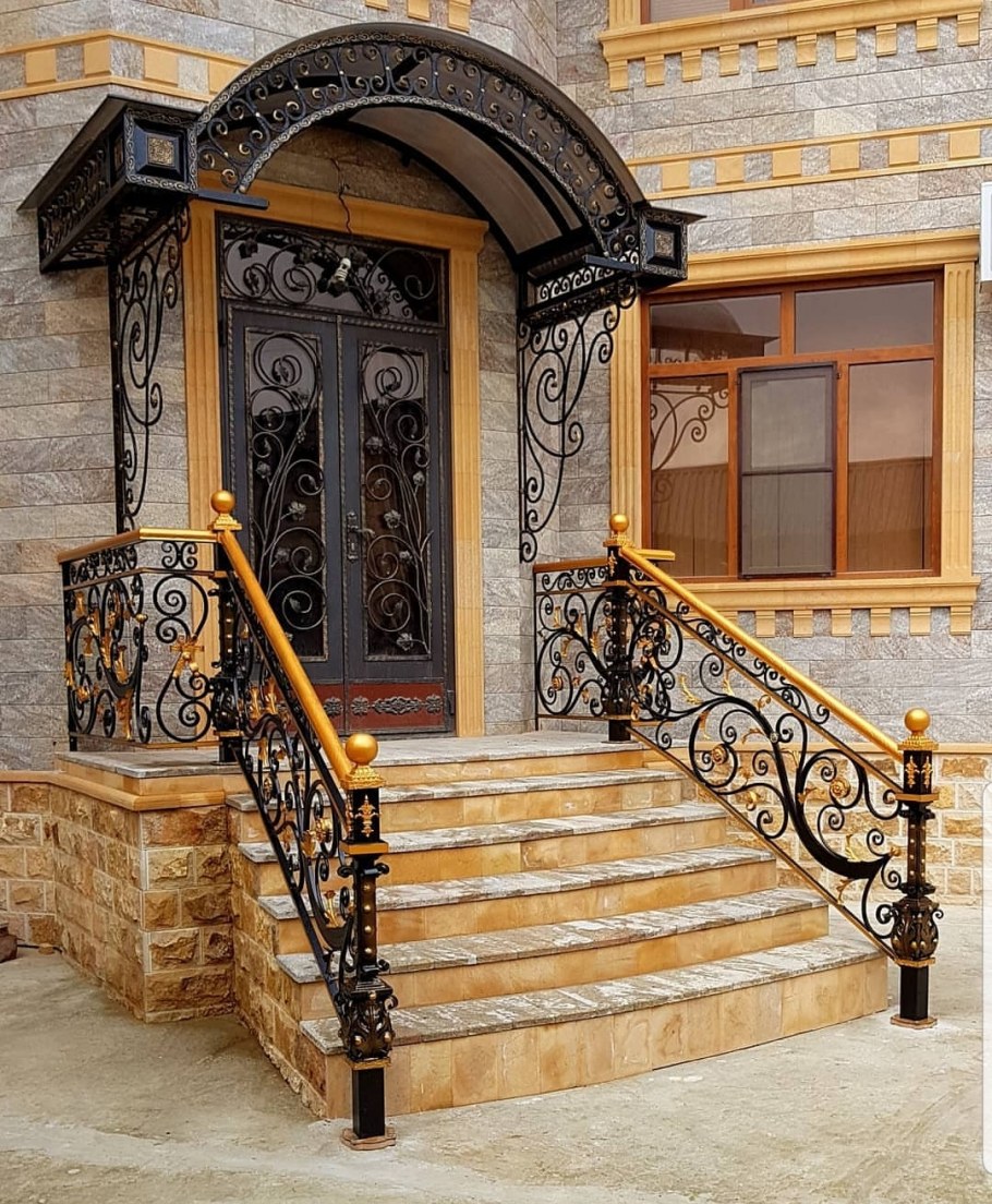Крыльцо с кованными элементами