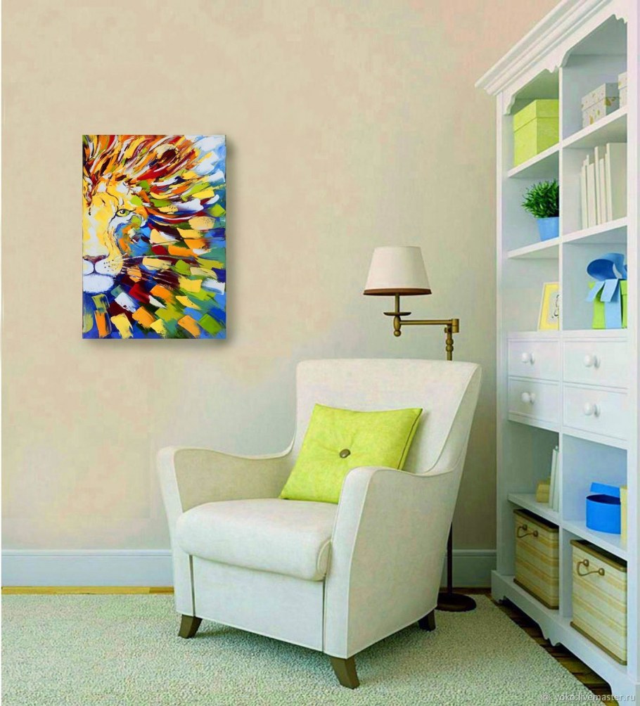 Небольшая картина в интерьере