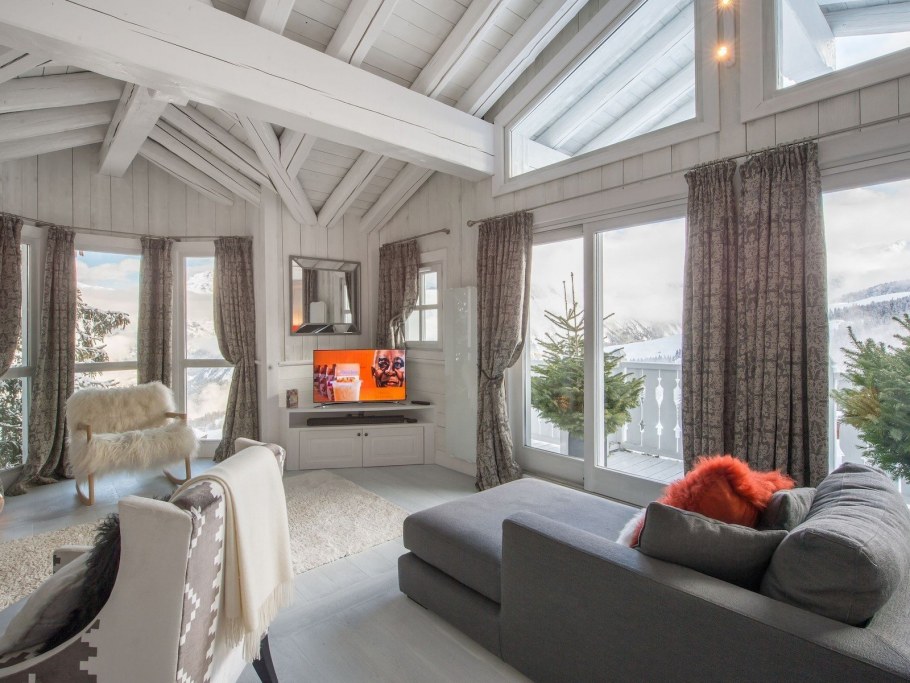 Светлая гостиная с панорамными окнами