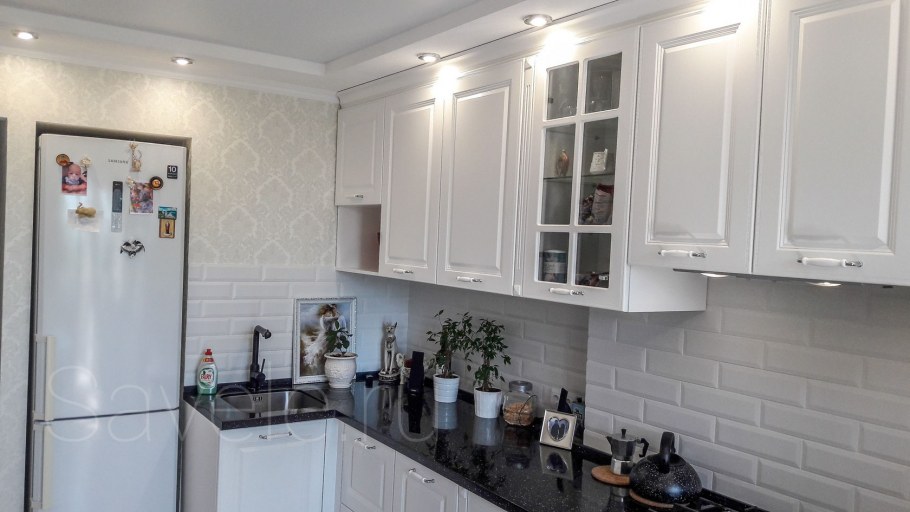 Интерьер кухни с окном