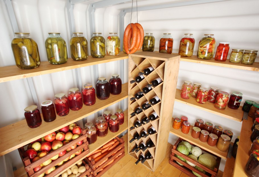 Стеллажи для банок в кладовке