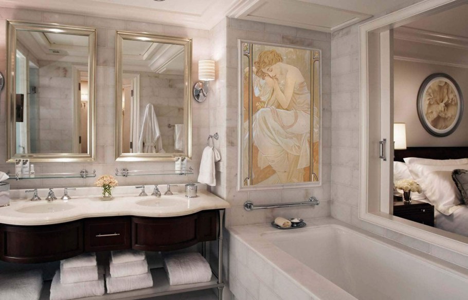 Ванная комната в классическом стиле с угловой ванной