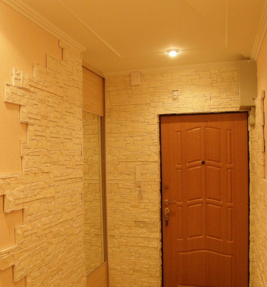 Декоративная плитка для внутренней отделки в коридоре