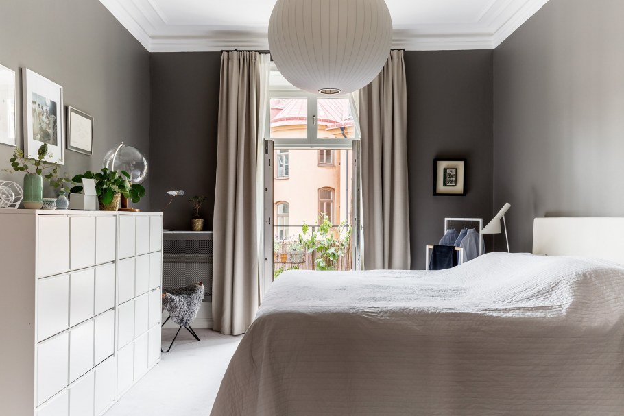 Спальня в скандинавском стиле в серо бежевых тонах