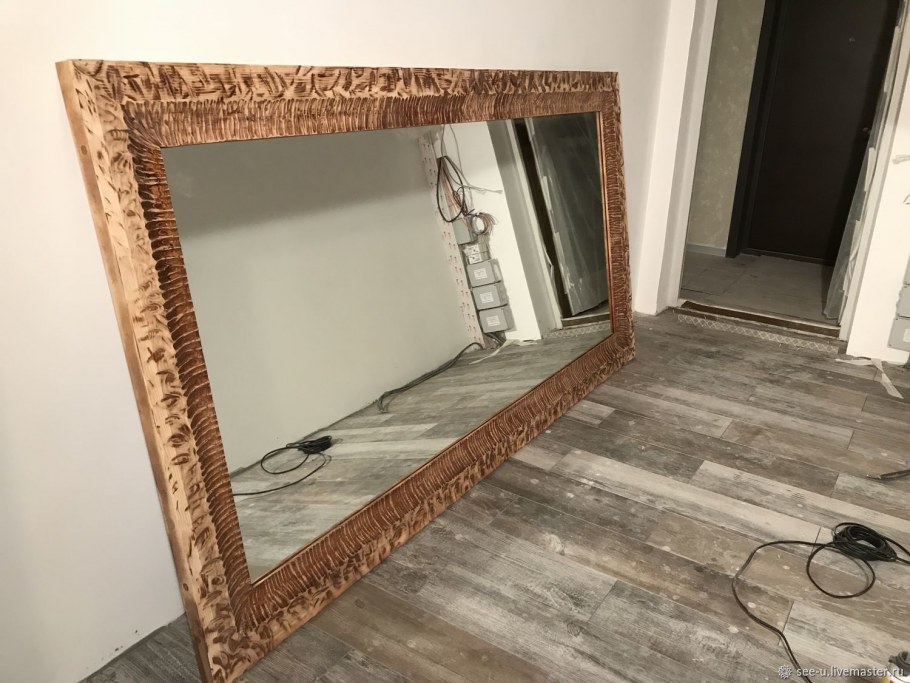 Зеркало в деревянной раме