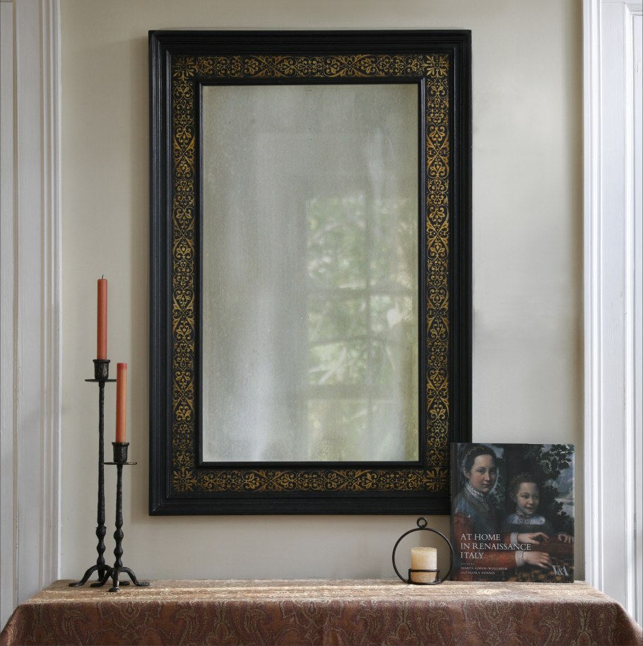 Зеркало в багете в интерьере