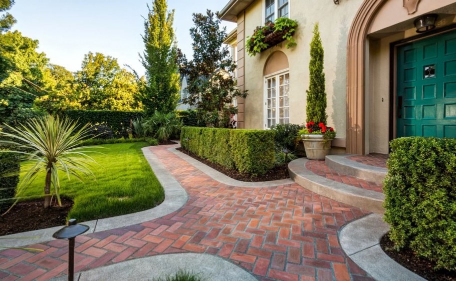 Дорожки на участке загородного дома