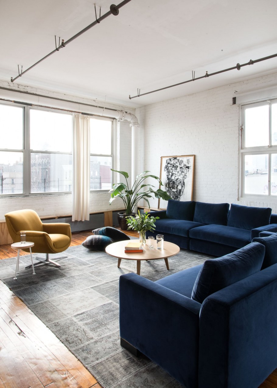 Синий диван в интерьере лофт