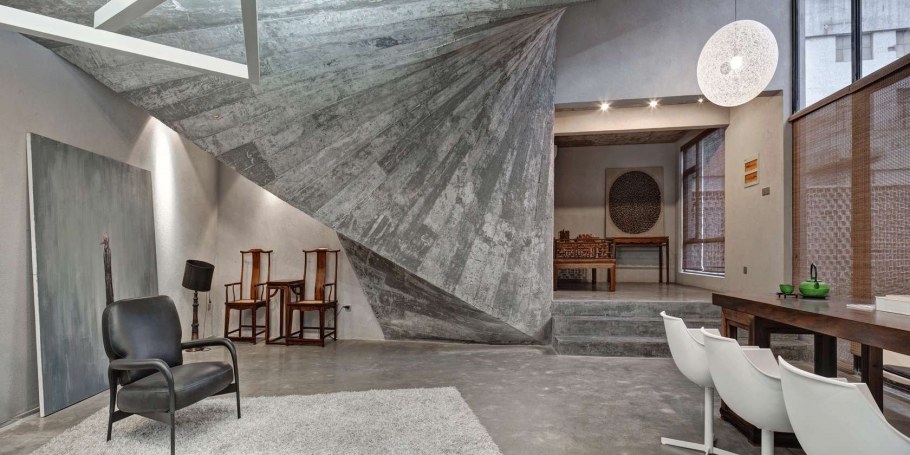 Бетонный дом с камином