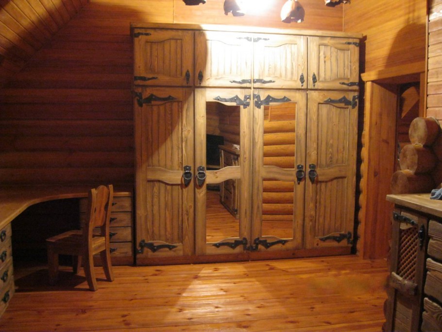 Прихожая из дерева под старину