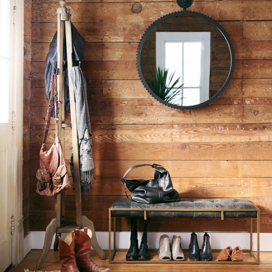 Гардеробная в деревянном доме