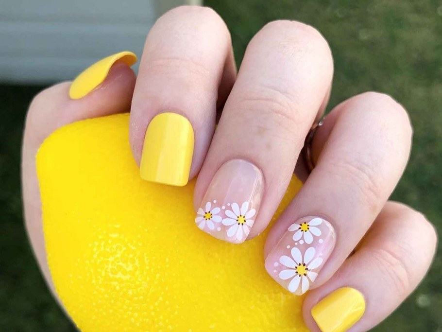 Нежно желтый маникюр