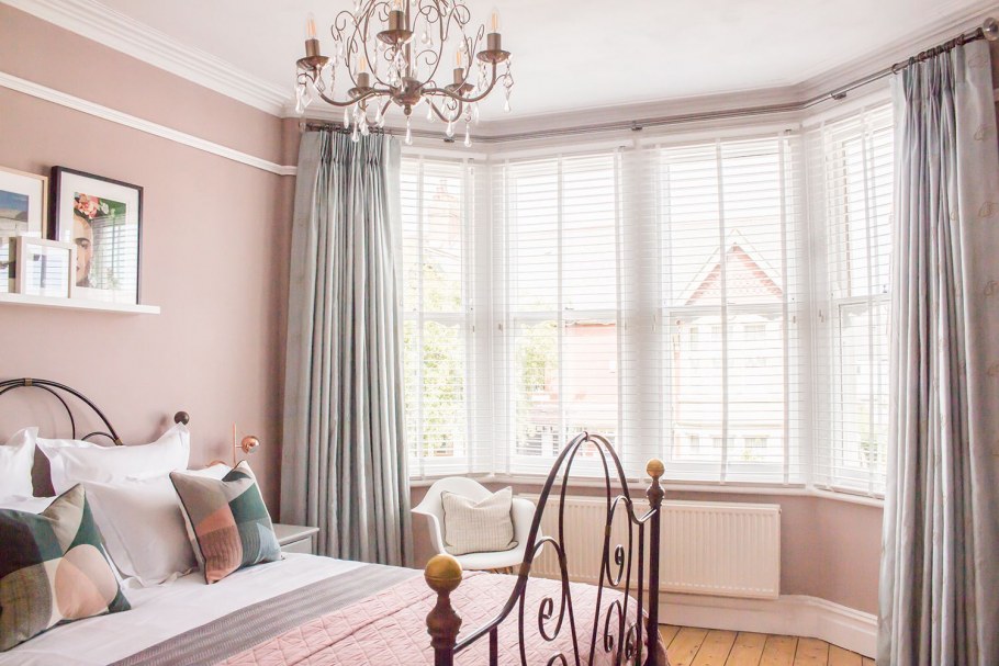 Кровать в эркере