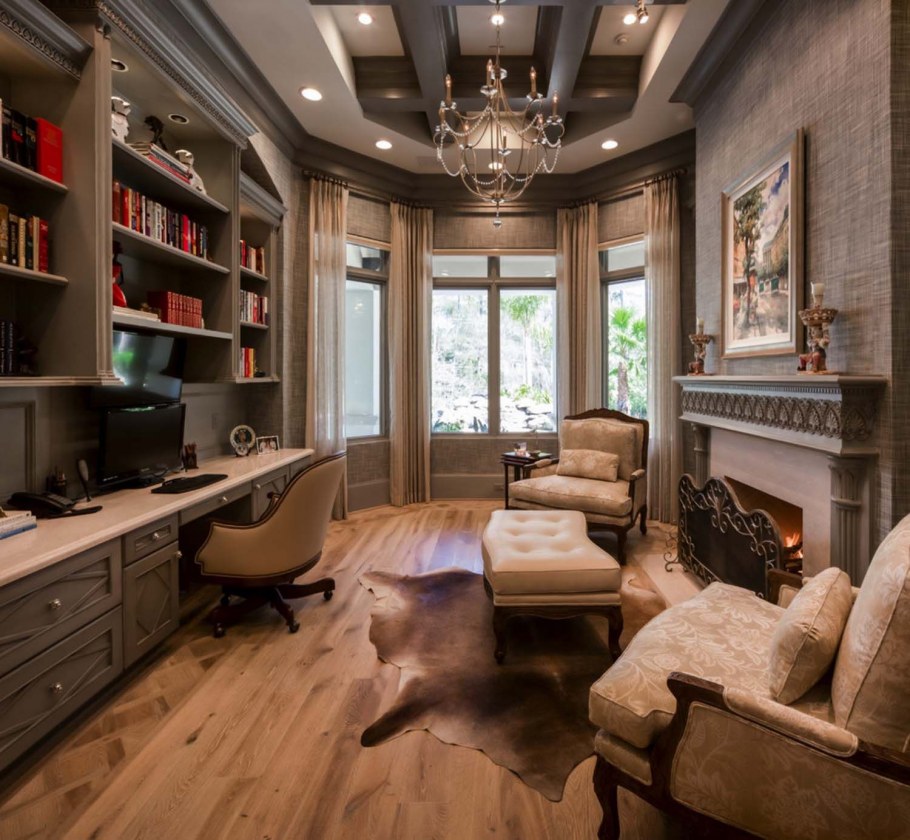 Гостиная с диваном у окна