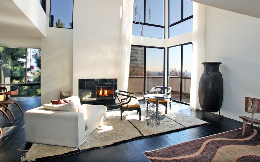 Интерьер с панорамными окнами и камином