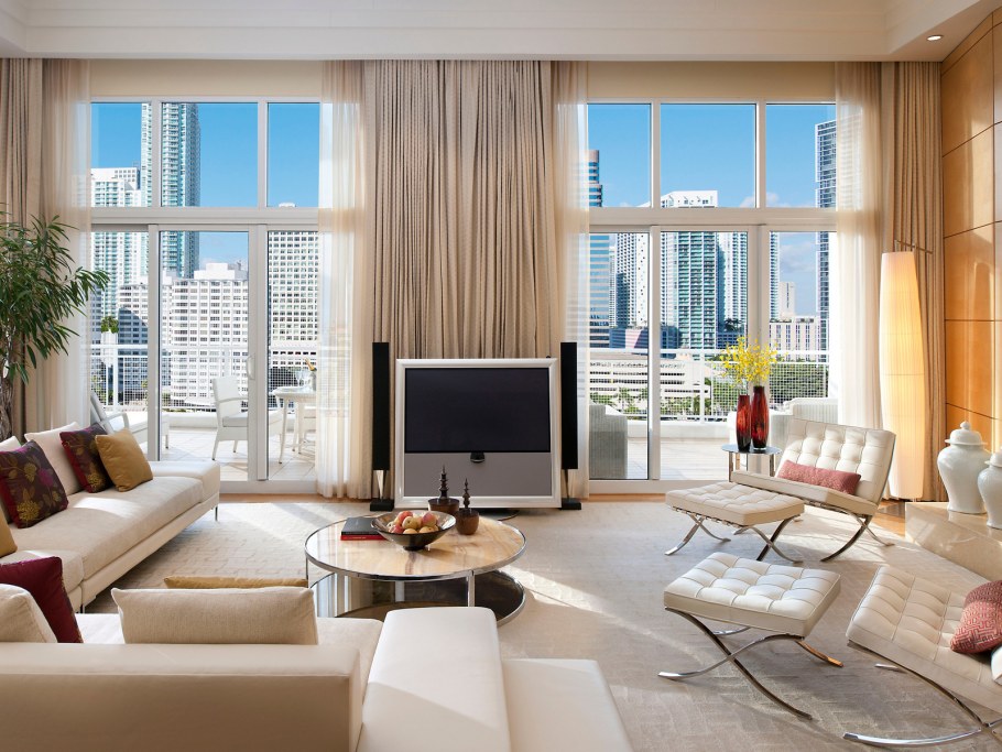 Гостиная с большими окнами