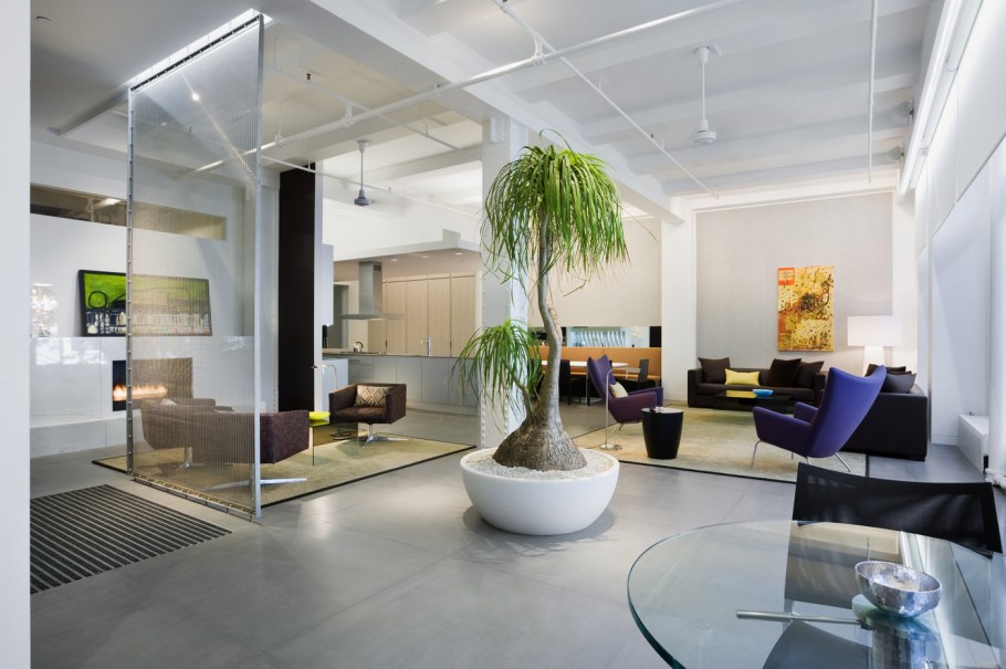 Интерьер гостиной с озеленением