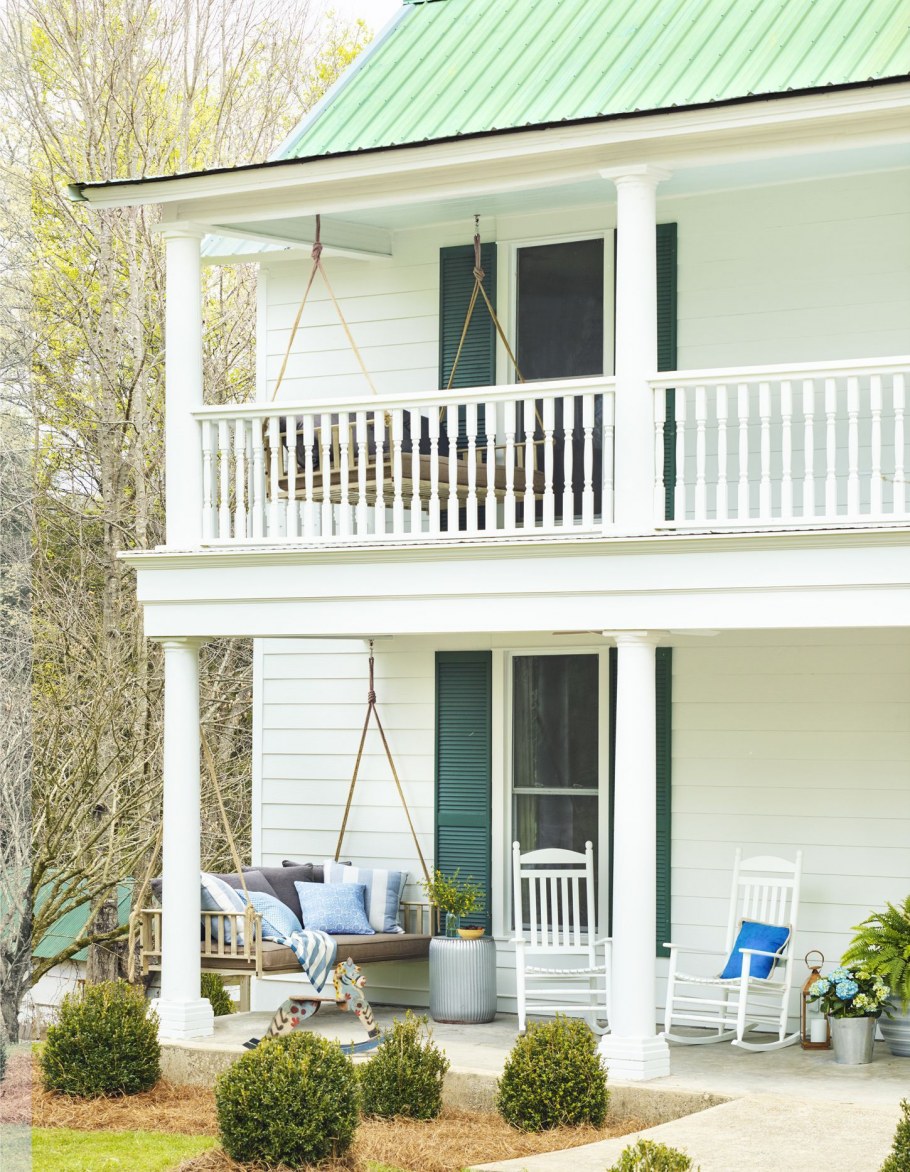 Дом с крыльцом и балконом