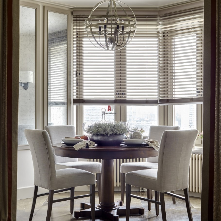 Обеденная зона в эркере