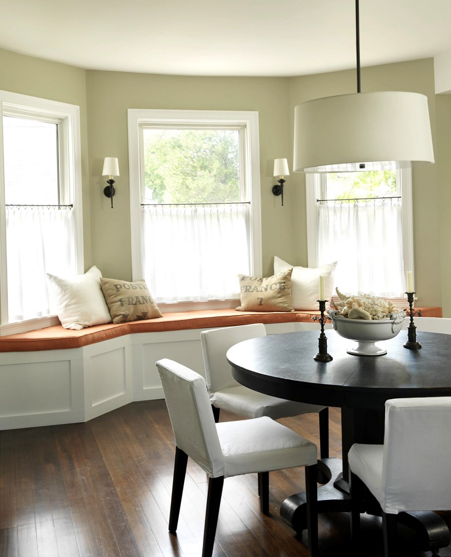 Интерьер кухни с эркерными окнами