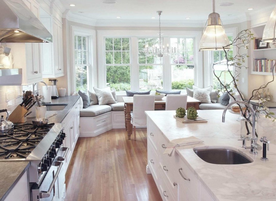 Обеденная зона в эркере