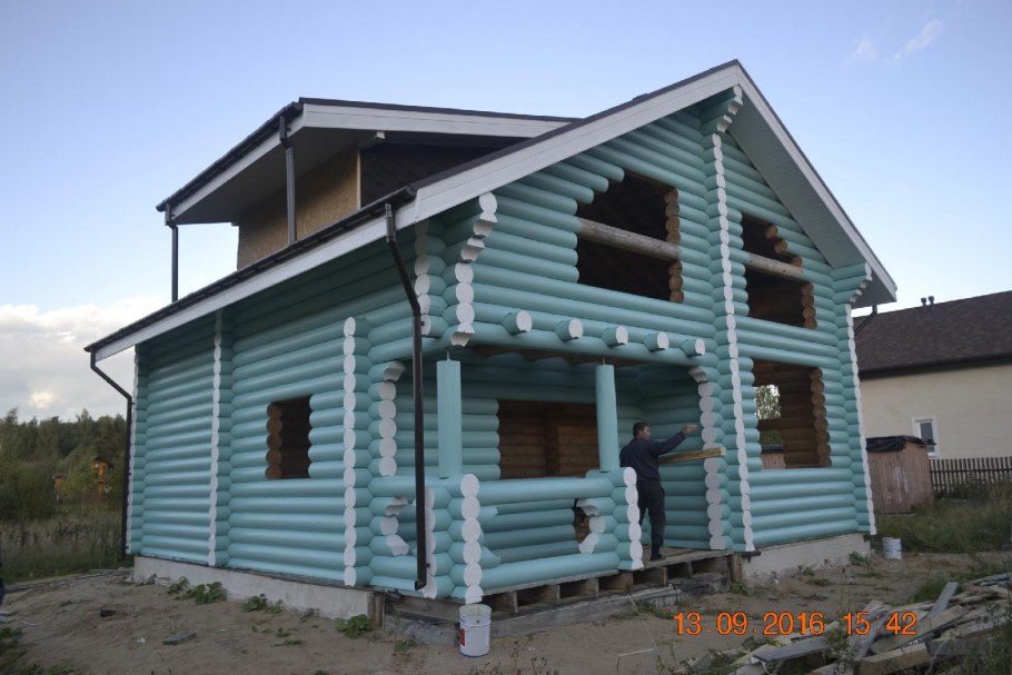 Дом из бревна покрашенный