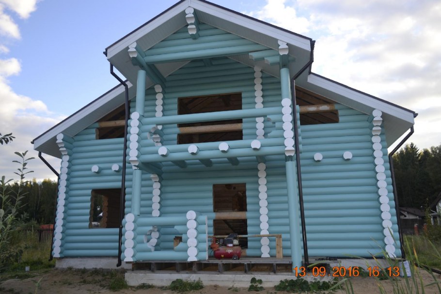 Крашеный дом из бревна